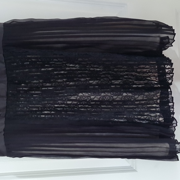 100% Silk, black lace with pleated dress in size US 6. - Picture 3 of 6